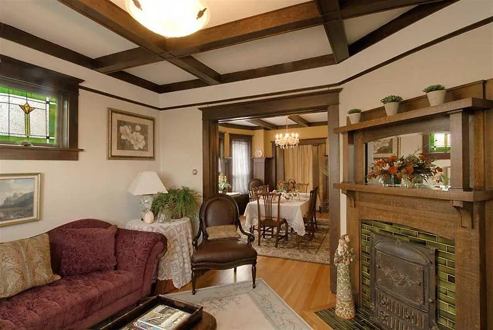 Fisher House Victoria Bed And Breakfast Frühstückspension