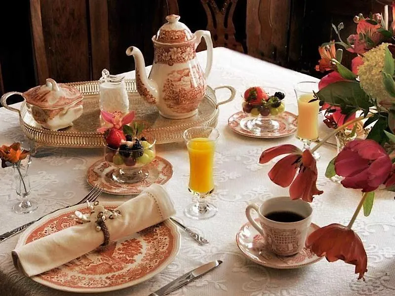 Fisher House Victoria Bed And Breakfast 4*,