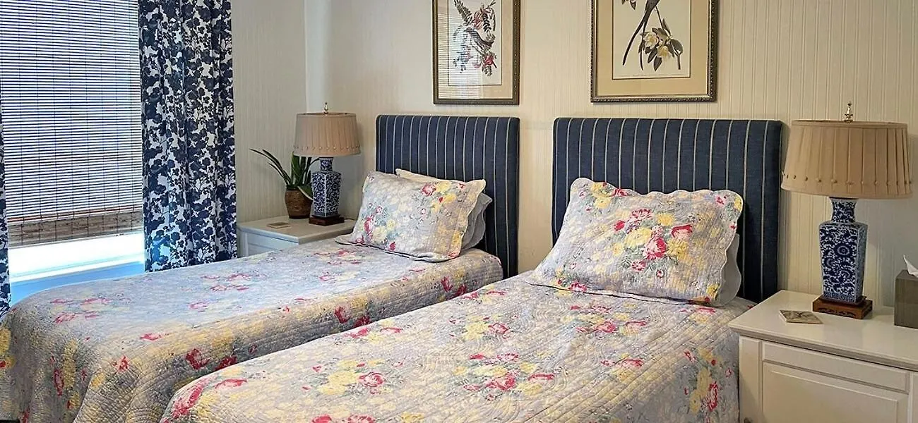 Fisher House Victoria Bed And Breakfast 4*,