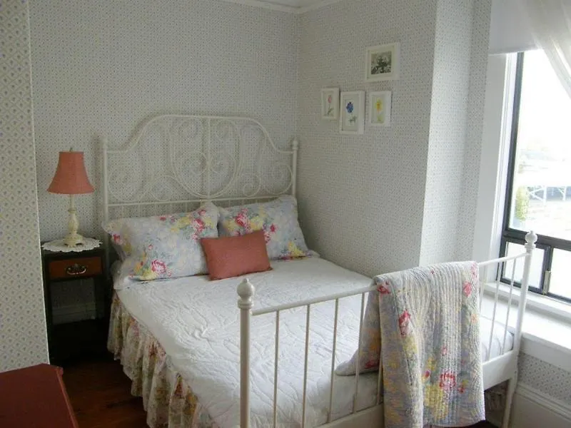 Fisher House Victoria Bed And Breakfast Canada
