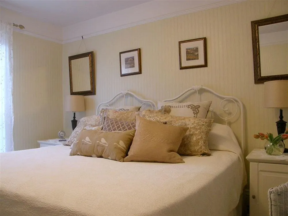 Fisher House Victoria Bed And Breakfast Bed & Breakfast