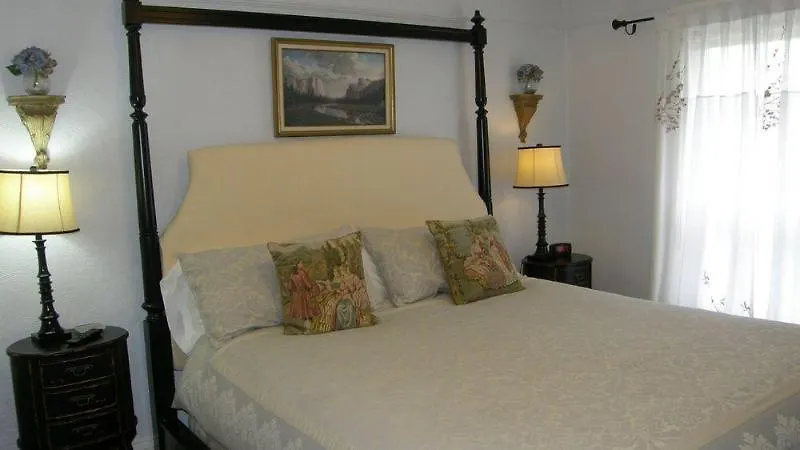 Fisher House Victoria Bed And Breakfast